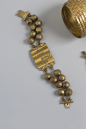 Line VAUTRIN - Bracelet parlant « Amour » en métal doré portant l'inscription « Amour n'a point soucy du temps »